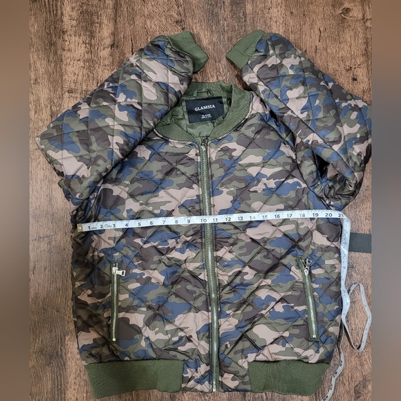 Women's Camo Front Zip Puffer Jacket - Picture 6 of 9